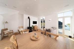 Harbour Tide, Inviting 3 BR Apt, Large Terrace and Sea View, Parking