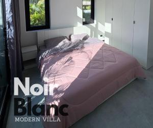 Noir Blanc Modern Villa