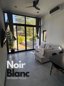 Noir Blanc Modern Villa