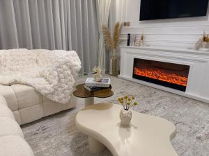 Stunning 2BR Burj Khalifa View from Infinity Pool Grande Signature Residences