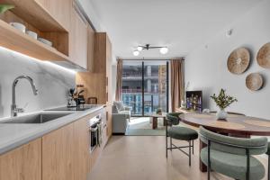 Modern Chic 1BR Downtown with Rooftop Pool & Views