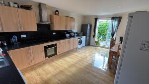 Entire Ground Level House Sleeps 8 - Slough