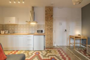 Apt with Antique Floor & lots of Sun Light