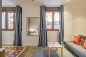 Apt with Antique Floor & lots of Sun Light