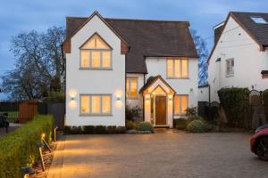 Large & Modern 4 Bed Family Home