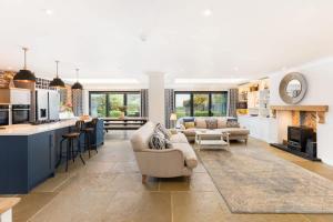 Large & Modern 4 Bed Family Home