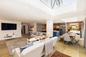 Large & Modern 4 Bed Family Home