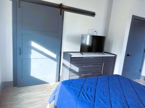 203 - New Luxury Downtown Condo with Fireplace