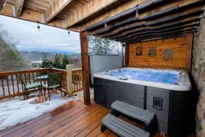 Our Nest - 8 Miles from Dollywood - Mountain Views - Outdoor Hot Tub