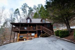 Our Nest - 8 Miles from Dollywood - Mountain Views - Outdoor Hot Tub