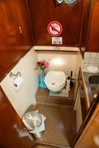 Local houseboat city center Betelgeuze