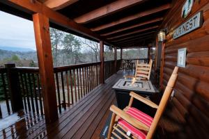 Our Nest - 8 Miles from Dollywood - Mountain Views - Outdoor Hot Tub