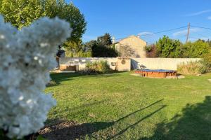 "Bright apartment with pool and spa"