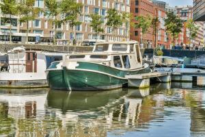 Local houseboat city center Capella