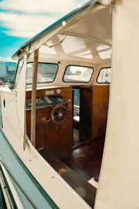 Local houseboat city center Capella