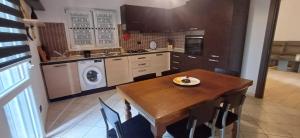 Charme rustico con ampio giardino e piscina