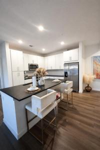 Boho Boutique Retreat - Pool - Gym - Private Patio