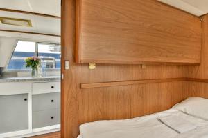 Comfortable boat city center Boekanier