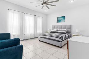 Modern Beachside Condo w Pool - South Padre Island