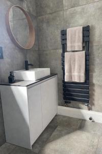 Stylish Ground-Floor Flat with Private Parking