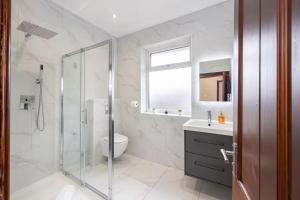 Modern & Spacious 4-Bedroom Home, Family & Contractor Friendly, Manchester