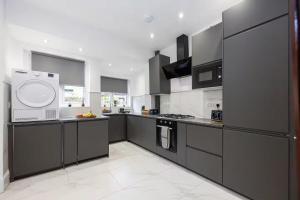 Modern & Spacious 4-Bedroom Home, Family & Contractor Friendly, Manchester