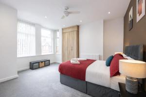 Modern & Spacious 4-Bedroom Home, Family & Contractor Friendly, Manchester