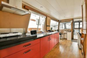 Authentic houseboat Amalia