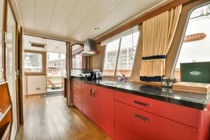 Authentic houseboat Amalia