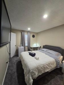 Private Queen Room with Smart TV Guesthouse