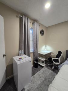 Private Queen Room with Smart TV Guesthouse