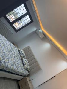 Villa neuve avec une grande terrasse