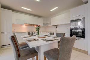 Unique - Spacious 3BR Premium Flat