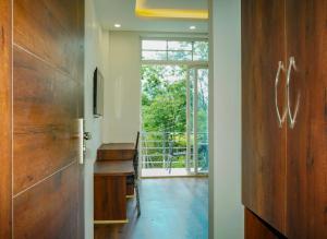 The Oaks - Scenic Couple Retreat in Kasauli with Private Balcony Views