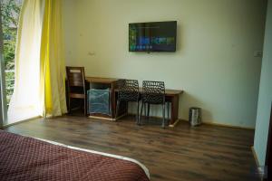 The Oaks - Scenic Couple Retreat in Kasauli with Private Balcony Views