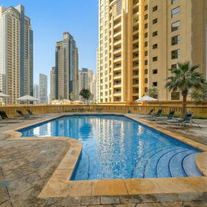 Luxury 2BR - 4 min Walk to Beach - Pool and Gym