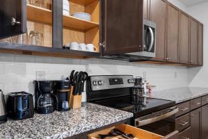 4BR King Bed Luxe Amenities Airport