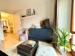 Maison Lake Maggiore art stay, near Islands ferry and Hotel Dino Congress Center