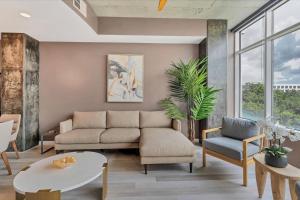 Spacious Apartment Masterfully Decorated