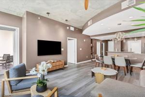 Spacious Apartment Masterfully Decorated