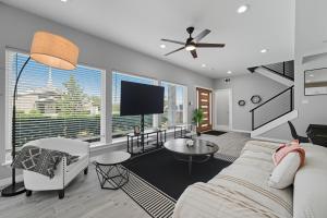 Modern 3 BR Retreat on River With DT Skyline View