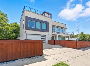 Modern 3 BR Retreat on River With DT Skyline View