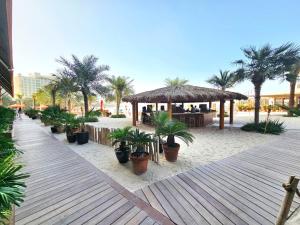 Beachfront-Huge Apt-in Palm-Private Beach