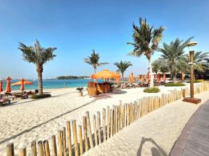 Beachfront-Huge Apt-in Palm-Private Beach