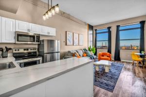 Colorful 2Bed Apt Heart of Downtown Lake Views