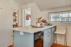 Kennebunk Cottage with Yard Less Than 1 Mi to Beach!