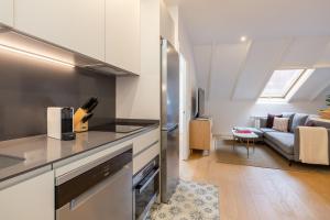 Madrid Attic with Terrace in Historic Las Letras