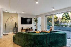King Suite with Cooks Kitchen Near UW & Lake 20 mins to Stadiums