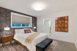 King Suite with Cooks Kitchen Near UW & Lake 20 mins to Stadiums