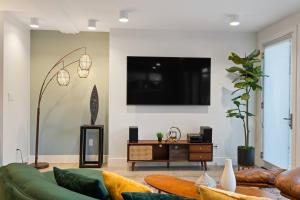 King Suite with Cooks Kitchen Near UW & Lake 20 mins to Stadiums
